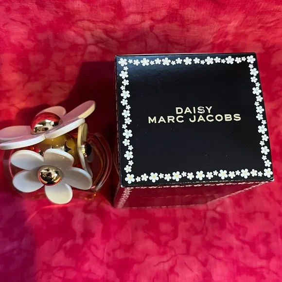 Marc Jacobs Daisy 3.3 fl. oz. (Slightly used) - Picture 3 of 3